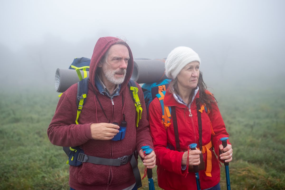 Aktives älteres Paar beim Wandern